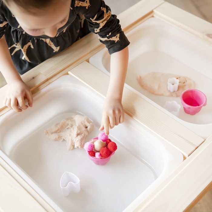 sensory bin kind peuter dreumes valentijn thema klei Ikea flisat mamablog mamablogger