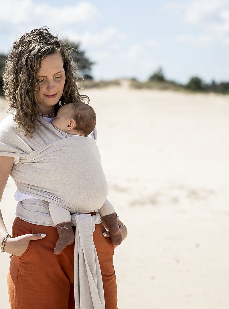 Een rekbare draagdoek voor de eerste babytijd